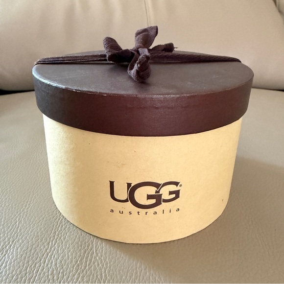 New UGG Grey Earmuffs Shearling Sheepskin Genuine Leather Trim Polyester Fill OS - Picture 13 of 16